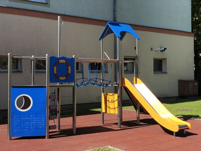 Kinder aus dem Kindergarten in Horní Suchá spielen auf neuen Spielelementen.