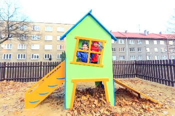 Mały domek na plac zabaw